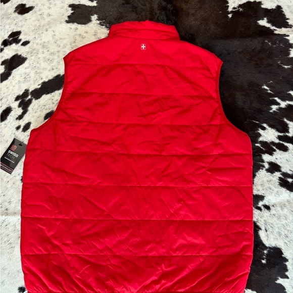 Swiss Tech Men's Bright Red Puffer Vest - Picture 3 of 4